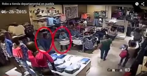 Exhiben video de sujetos que roban ropa en tienda poblana