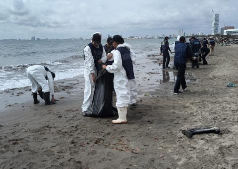 Semar limpia playa Pelícano tras contingencia por derrame de crudo