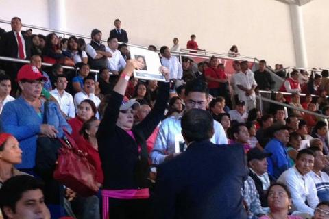 Protestan madres de desaparecidos en el V Informe de JDO image 2