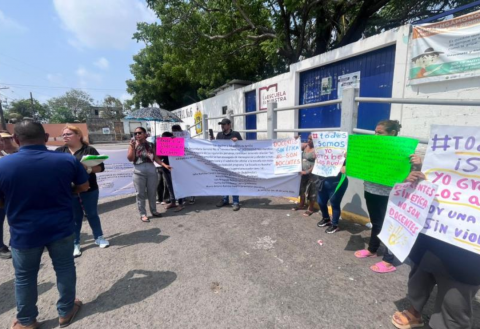 Maestros de Heroica Veracruz acosan a madres y alumnas, denuncian