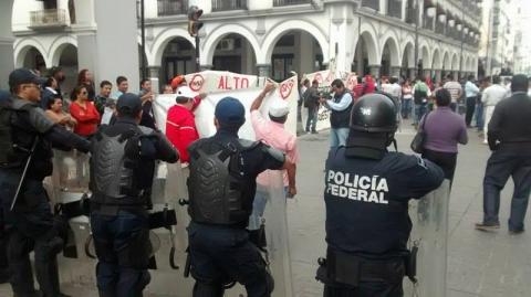 Policías detienen manifestación previo evento de Peña Nieto image 2