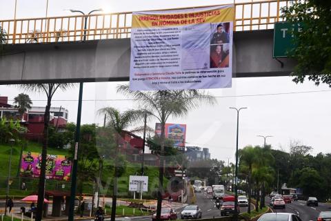 Aparecen mantas en Xalapa con denuncias contra área de Nómina de la SEV