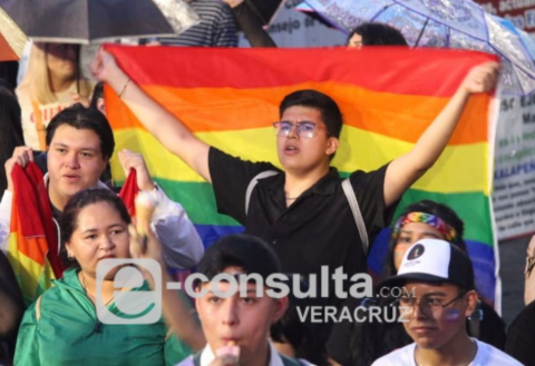 Fiesta, color y consignas, así fue marcha del orgullo LGBT en Xalapa