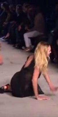 Candice Swanepoel cae en pasarela y exhibe raspones en Instagram