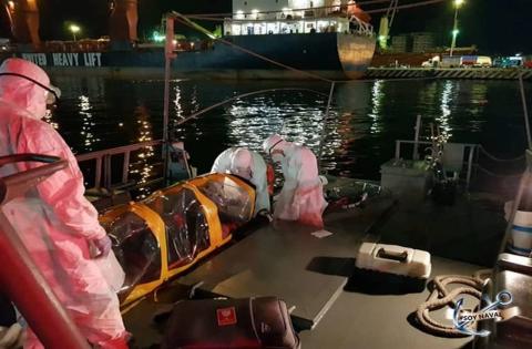 Extraen de buque a paciente con síntomas de covid, en Veracruz