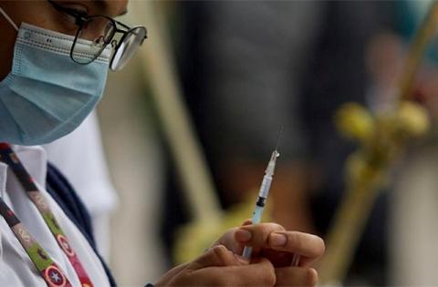 Trabajadores de salud aun sin recibir segunda vacuna covid, en Coatza