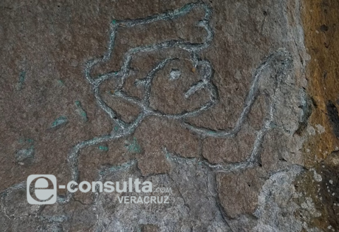 Petrograbados de 2,500 años en Tlaltetela, en vía de rescate