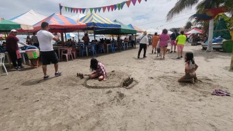 Aprovechan turistas el último día de puente largo en las playas de Veracruz