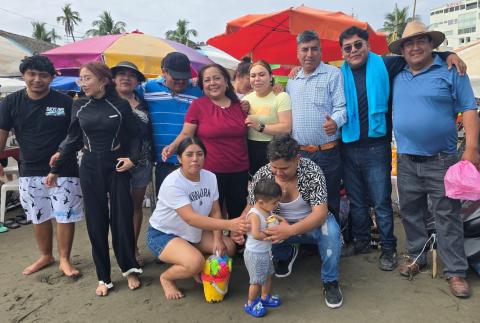 Poblanos reciben el Año Nuevo en las playas de Veracruz 