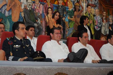 El alcalde Ramón Poo asistió a la sesión solemne del Congreso local. Foto especial El alcalde Ramón Poo asistió a la sesión solemne del Congreso local. Foto especial