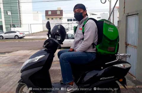 Por pandemia, Benjamín trabaja en Uber Eats para pagar sus estudios