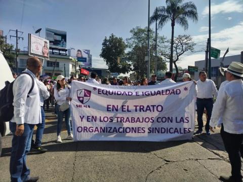 Maestros marchan en Xalapa por incumplimientos de la SEV