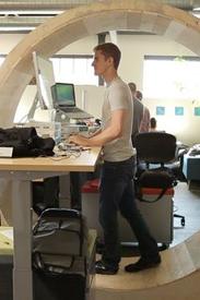 Crean rueda de hámster para humanos que aumenta la productividad