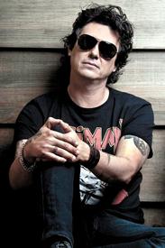 Saúl Hernández dedica una canción a los estudiantes desparecidos