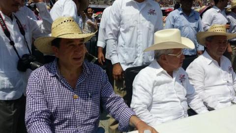 El senador Héctor Yunes con Aquiles Córdova Morán.