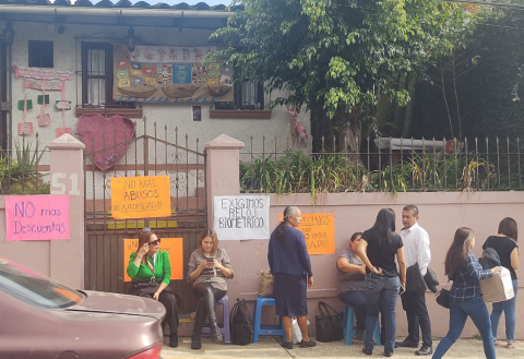 No más descuentos: plantón en delegación de la SEV en Coatepec