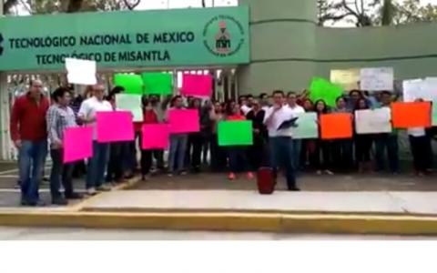 Bloquean puente en Misantla en reclamo de prestaciones