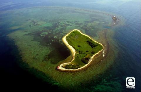 Encalla remolcador en arrecife de Veracruz