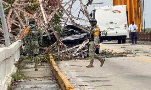 Colapsa torre eléctrica sobre el puente Coatzacoalcos I