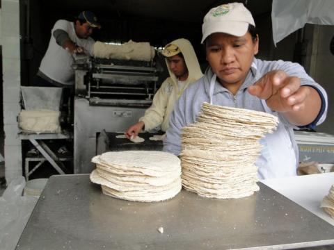 El kilo de tortilla va al alza; se vende hasta en $16.25