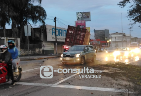 Video | Tráiler choca con autos en la Lázaro Cárdenas, en Xalapa