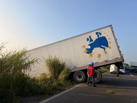 Tráiler de Mercado Libre cae al pantano en tramo de Las Matas