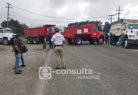 Bloqueo total en la Altotonga-Perote. Esto exigen transportistas