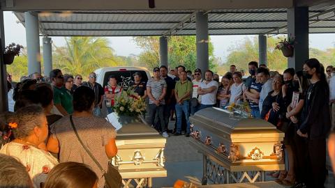 Sepultan a trabajadores fallecidos en incendio de refinería de PEMEX, en Mina