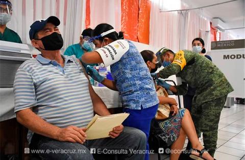 Vacunación de 50 a 59 años rápida y sin aglomeraciones en Boca del Río