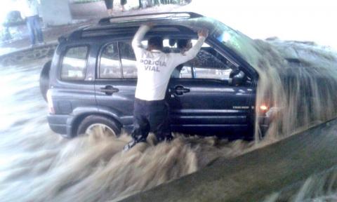 Xalapa: vehículos quedan atrapados por la lluvia image 1