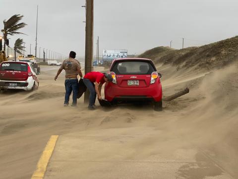 Viento arrastra arena a malecón, vehículos quedan atorados en Coatza