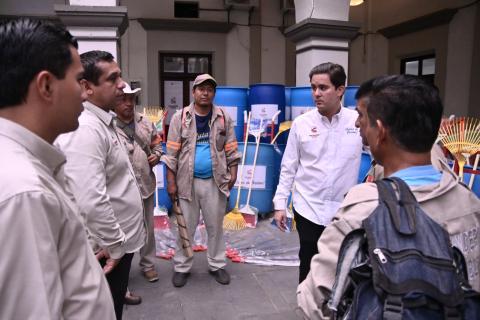 Entrega Ayuntamiento herramientas de trabajo a personal de Limpia Publica