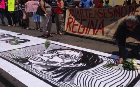 Periodistas en Xalapa levantan mantas y pancartas para recordar a Regina Martínez