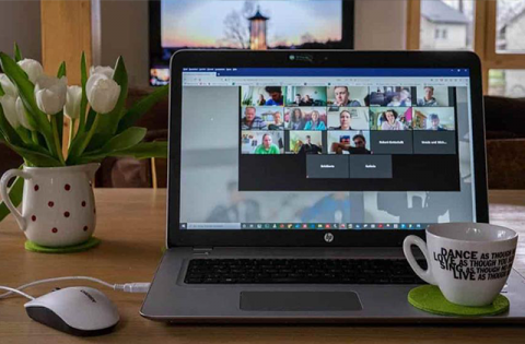 En regreso a clases, Zoom se cae a nivel global y llueven los memes