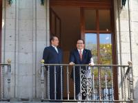 Ayer, Luis Ángel Bravo y el gobernador Javier Duarte, se asomaron al balcón de Palacio de Gobierno. Agencia Fotover