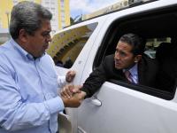 En la gráfica, el alcalde de Catemaco, Jorge González Azamar, saluda al secretario de Gobierno, Erick Lagos Hernández. Agencia Fotover