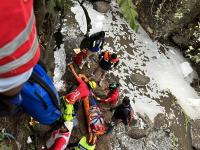 Automóvil cae de 30 metros y pasajeros sobreviven, en Cuitláhuac