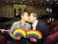 En la sesión estuvieron Felipe y Francisco, primera pareja homosexual de Veracruz que legalizó su unión en el DF. Foto: e-consulta