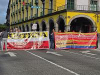 Expolicías bloquean Enríquez en Xalapa por pagos pendientes