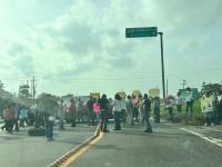 Familiares de policías detenidos en caso Roxana bloquean carretera de Nanchital