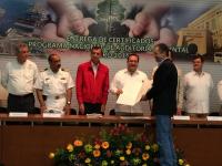 Perote, Ver.-  El director general de Granjas Carroll, Víctor Ochoa Calderón, recibe la certificación de manos del gobernador.