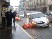 Un vehículo cayó a un hoyo abierto por Cmas en la calle Enríquez. Foto: Francisco de Luna