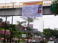 Aparecen mantas en Xalapa con denuncias contra área de Nómina de la SEV