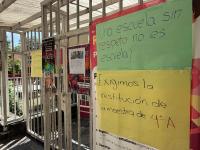 Padres bloquean primaria de Xalapa para exigir regreso de maestra 