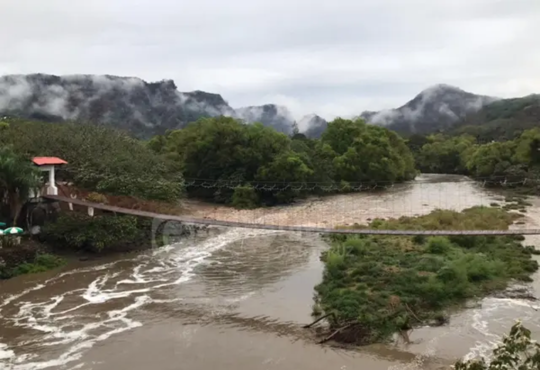 espuma-rio-contaminacion.png