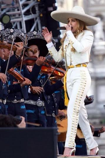 Las redes sociales critican el traje de charro de Belinda e