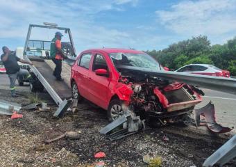 Barrera metálica atraviesa automóvil tras accidente en Coatza