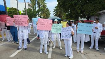 Médicos bloquean avenida por falta de insumos en hospital de Veracruz