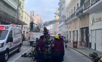 Incendio consume bodega de zapatería en centro de Veracruz