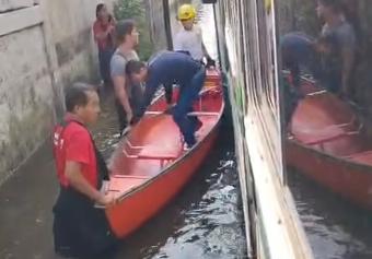 Tormenta inunda Veracruz; rescatan en lancha a pasajeros de camión